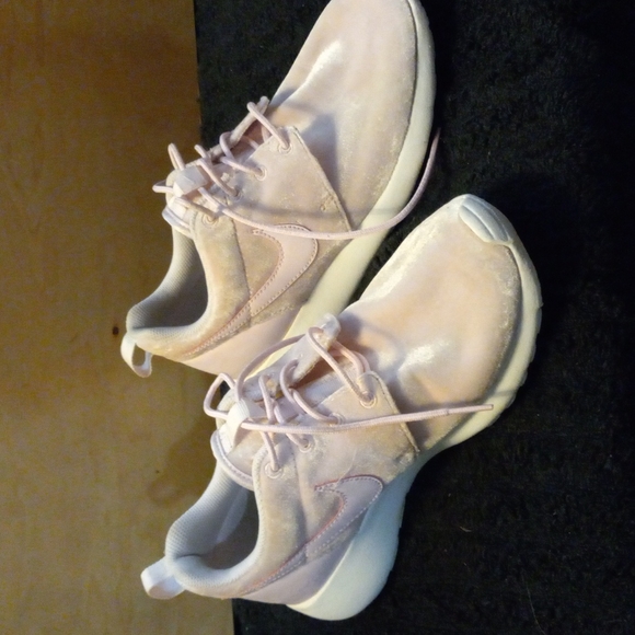 Nike shoe - Picture 2 of 6